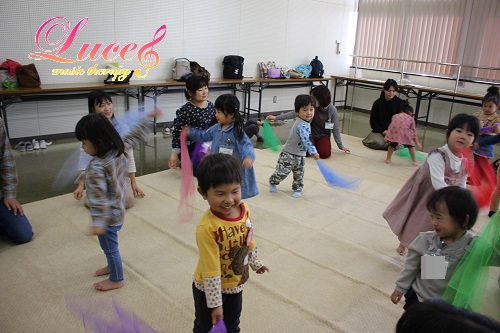 0歳児の下のお子さまも、双子のお友達も一緒に親子3人でお越し頂いています！　姫路市リトミック教室