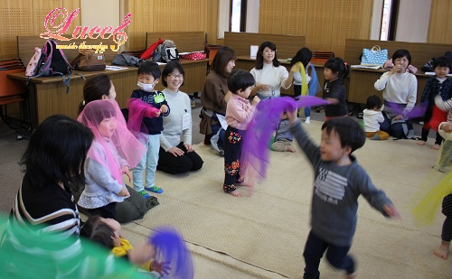 姫路市安室東（田寺東）公民館リトミック教室もご入会！　2歳と0歳の3人でお越し頂きました！