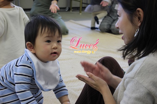 今日は姫路市網干市民センター教室のリトミックレッスン！　0歳の小さなお友達もママも笑顔いっぱい！